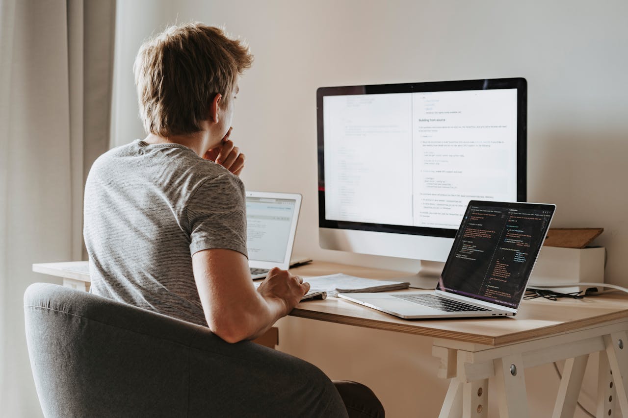 man achter computer